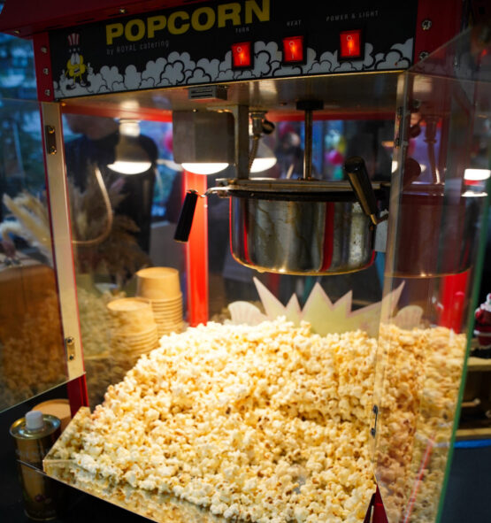 popcorn-station-machine-live-action-event-catering-miami Popcorn machine popping kernels live at Taste Corner’s scenographic station during a catered event in South Florida