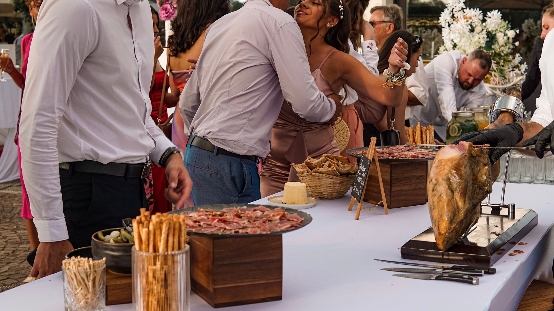 Chef carving ham at Taste Corner’s wedding event in South Florida with scenographic station